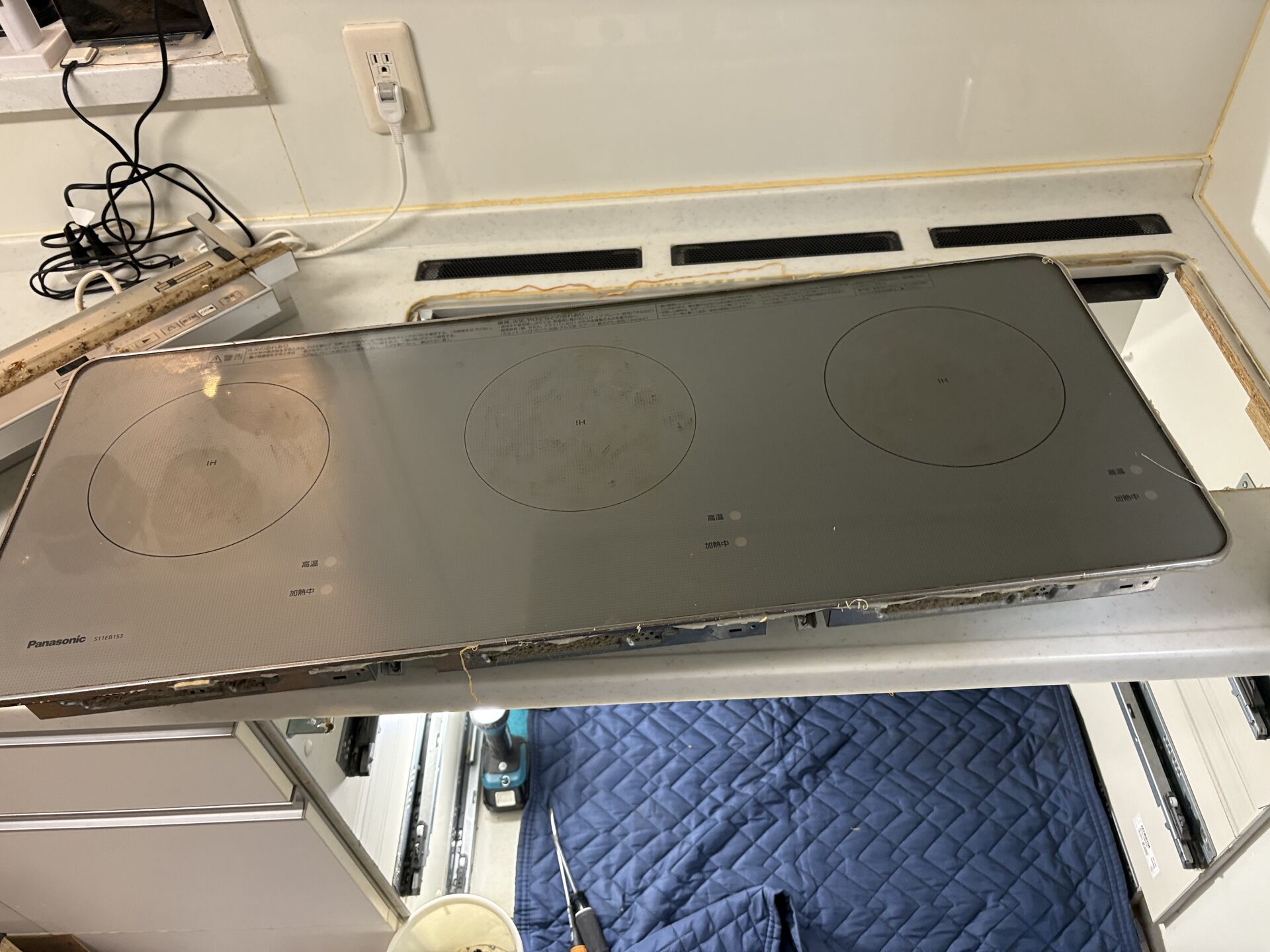 【松山市】Panasonic トリプルワイドIHクッキングヒーター交換工事｜専用操作パネルも同時交換🔧