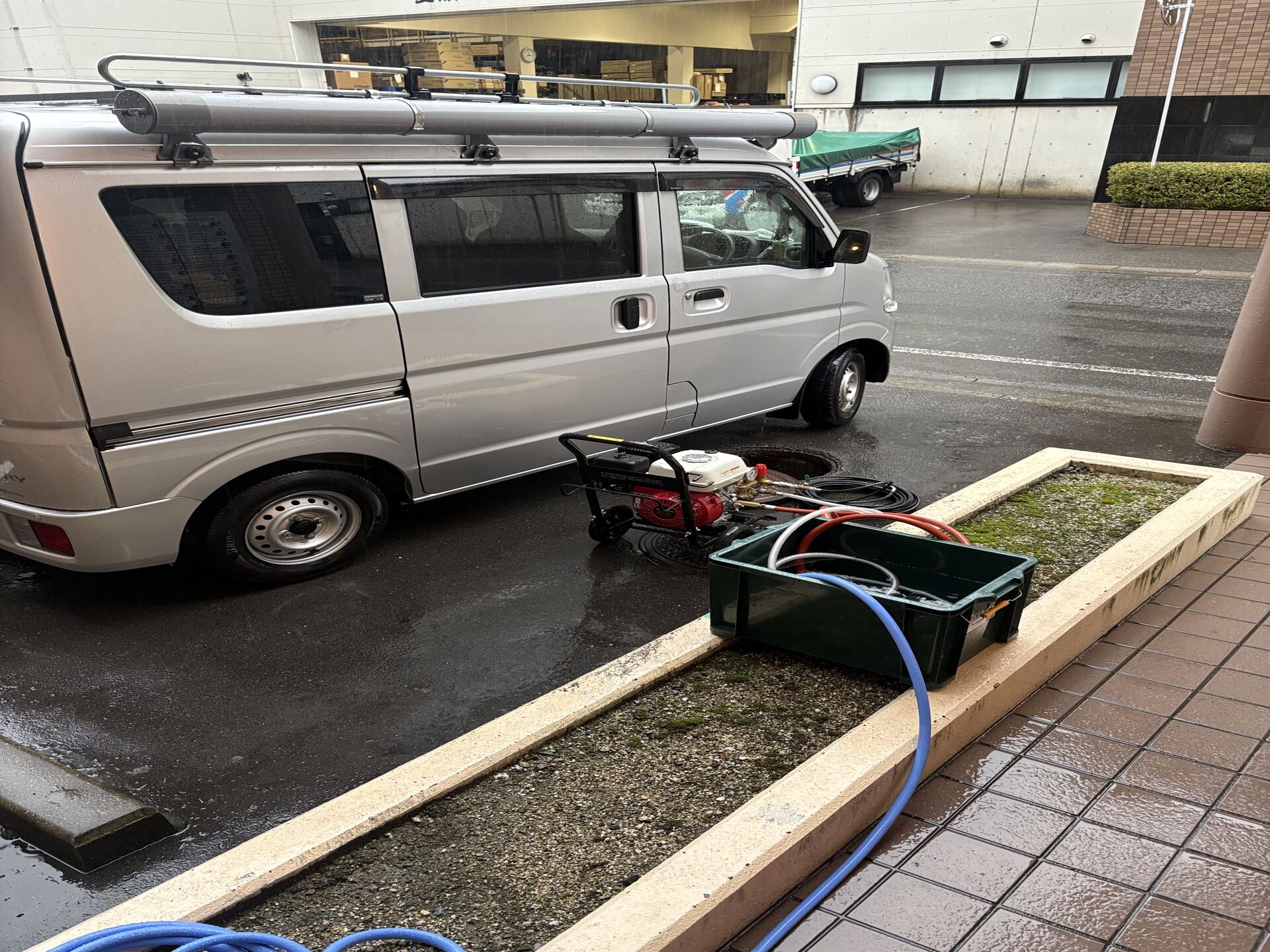 【松山市 排水桝高圧洗浄】油脂と汚れで流れが悪化⚠️